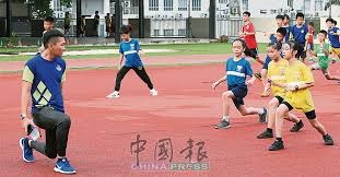 看台视角欣赏孙兴慜的任意球直接破门，球迷已经预感...